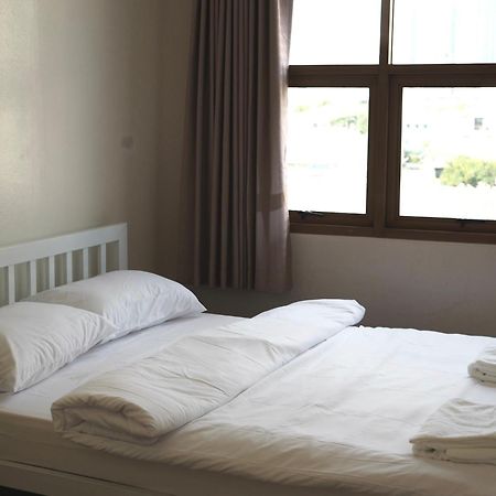 Krung Tone Hostel Bangkok Exterior photo