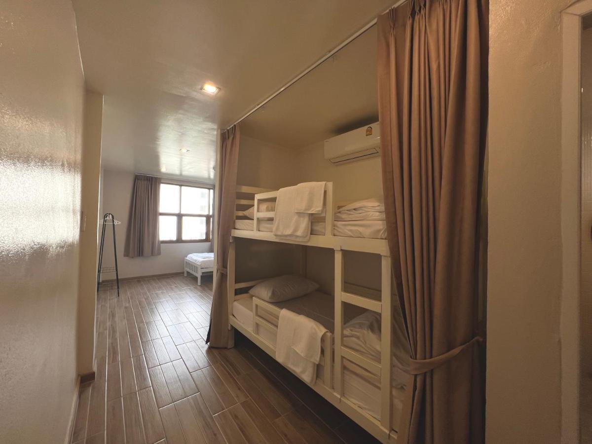 Krung Tone Hostel Bangkok Exterior photo