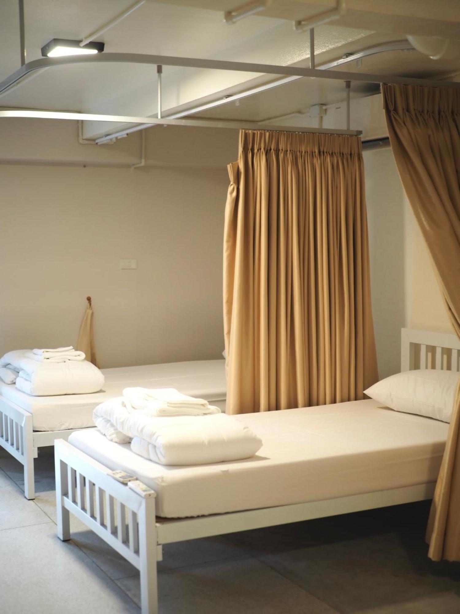 Krung Tone Hostel Bangkok Exterior photo